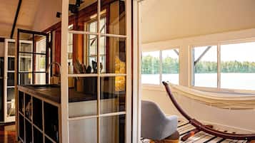 Casa de campo Deluxe, patio, vista al lago | Área de sala de estar