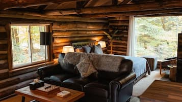 Deluxe Cabin, Patio, Garden View | Living area