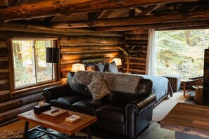 Deluxe Cabin, Patio, Garden View | Living area