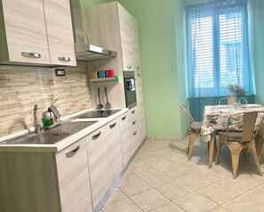 Fridge, oven, stovetop, coffee/tea maker - In Center Salerno center, large Apt, Private Park, EV charge, Fast WiFi, Comfort (Salerno)