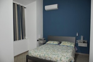 1 quarto, ferros/tábuas de passar roupa, berço de viagem