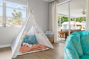 4 bedrooms, desk, travel cot, Internet - Resort Pool + Spa • Putting Green • Outdoor Bar • AMI • Sleeps 12 (Brandeton)