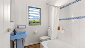 Bathroom - Urchins - Pet Friendly - 5 Mins Walk to Beach (Currarong)