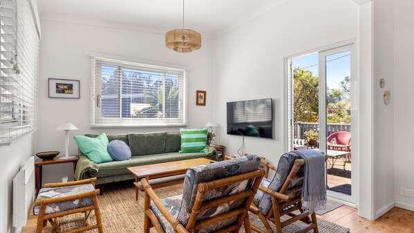 Living area - Urchins - Pet Friendly - 5 Mins Walk to Beach (Currarong)