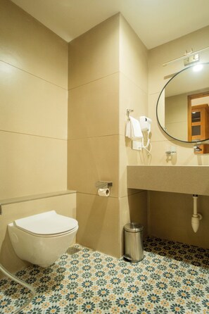 Een douche, een haardroger, pantoffels, handdoeken