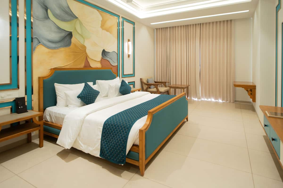 In-room safe, laptop workspace, iron/ironing board, free WiFi