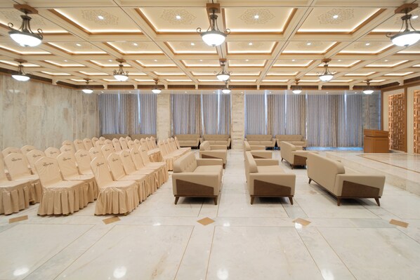 Banquet hall - STATUS DINE BANQUET AND RESTAURANT (Ahmedabad)