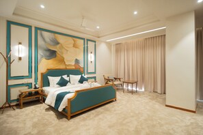 In-room safe, laptop workspace, iron/ironing board, free WiFi