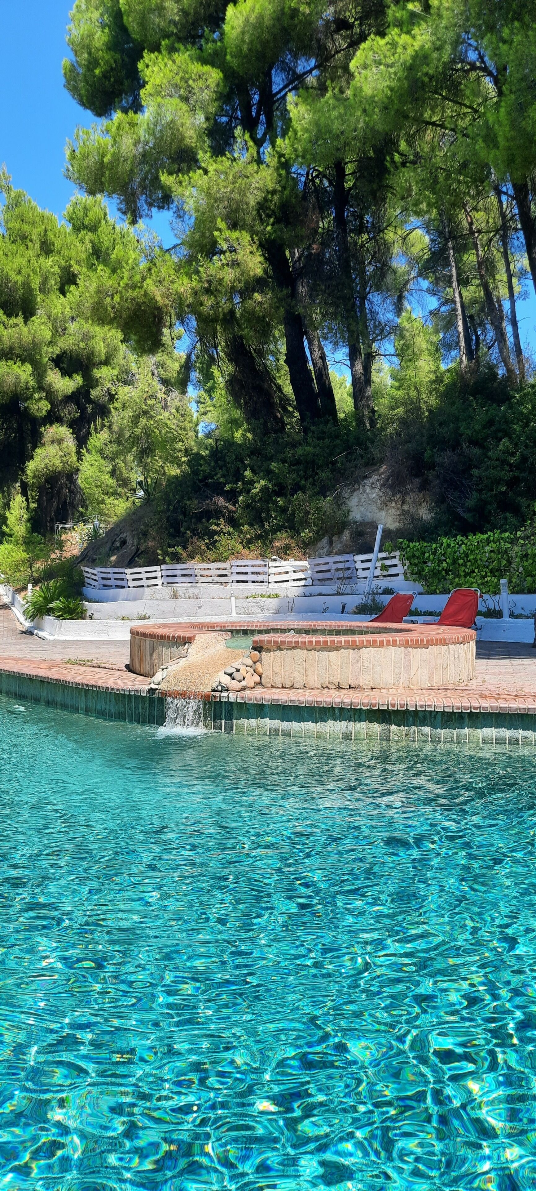 Una piscina al aire libre de temporada