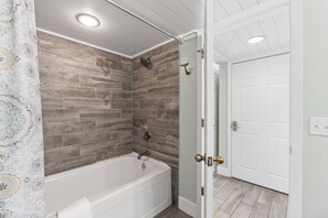Shower, towels - Luxury 3BR Beachfront Condo Sleeps 8 Gulf Views (Panama City Beach)
