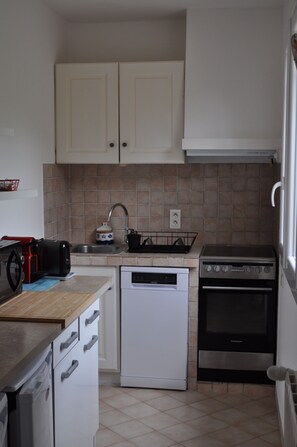 Microwave, oven, stovetop, dishwasher - House with private garden (VALBONNE)