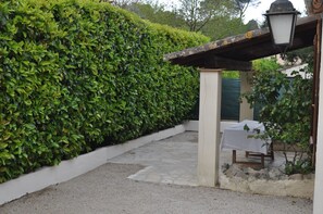 Property grounds - Vrbo Property (VALBONNE)