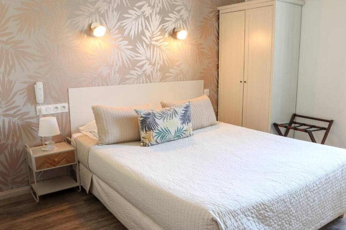 スーペリア ダブルルーム クイーンベッド 1 台