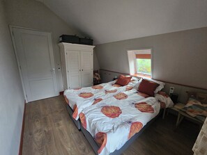 4 bedrooms, iron/ironing board, WiFi, bed sheets - Vacation home for several generations near the sea (Oostkapelle)