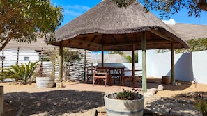 Outdoor dining - Charming 2-bedroom house 250m from the beach in Saint Helena Bay with AC (Saint Helena Bay)