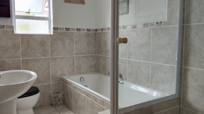 Bathroom - Charming 2-bedroom house 250m from the beach in Saint Helena Bay with AC (Saint Helena Bay)