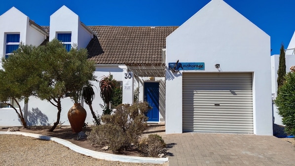 Exterior - Charming 2-bedroom house 250m from the beach in Saint Helena Bay with AC (Saint Helena Bay)