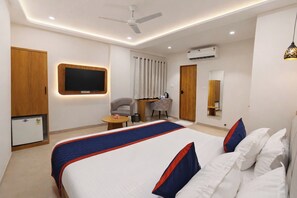 ห้องพรีเมียม | ตู้นิรภัยในห้องพัก, โต๊ะทำงาน, ผ้าม่านกันแสง, เตารีด/โต๊ะรีดผ้า