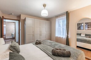 Een strijkplank/strijkijzer, wifi, beddengoed