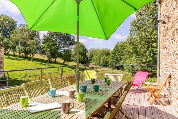 Outdoor dining - Large country cottage (Donnay)