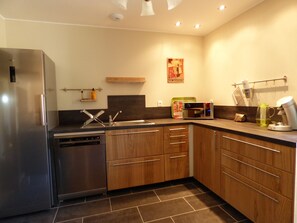 Private kitchen - Large country cottage (Donnay)