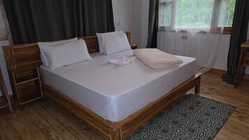 Desk, laptop workspace, iron/ironing board, free WiFi