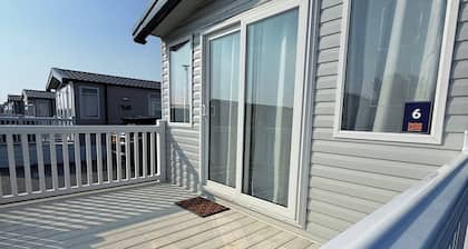 3-bed - Sleeps 6 - Parking - Balcony