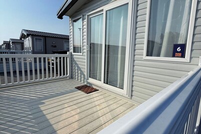 3-bed - Sleeps 6 - Parking - Balcony