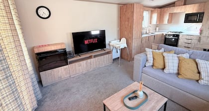 3-bed - Sleeps 6 - Parking - Balcony