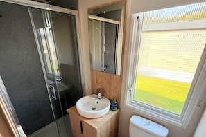 Shower - 3-bed - Sleeps 6 - Parking - Balcony (Malton)
