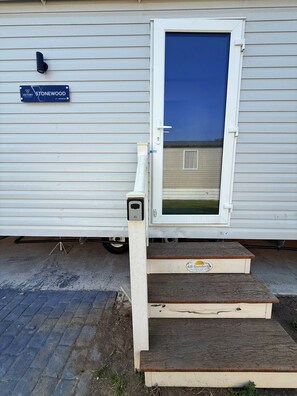 Exterior detail - Cabin Sleeps 6 With Parking and Balcony (Malton)