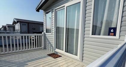 Cabin Sleeps 6 With Parking and Balcony