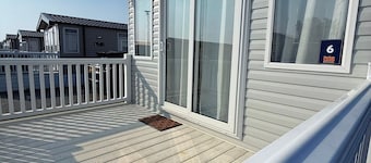 Cabin Sleeps 6 With Parking and Balcony
