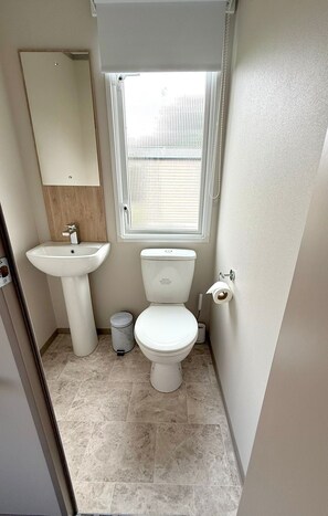 Shower, towels - Cabin Sleeps 6 With Parking and Balcony (Malton)