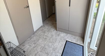 Cabin Sleeps 6 With Parking and Balcony