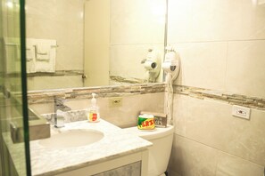 Phòng đôi Economy, ban công, quang cảnh một góc biển | Phòng tắm