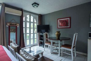 Phòng đôi Economy, ban công, quang cảnh một góc biển | Khu ăn uống