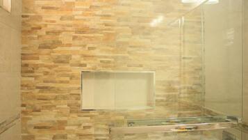 Chambre Double Ăconomique, balcon, vue partielle sur la mer | Salle de bain | Articles de toilette gratuits, serviettes fournies, savon