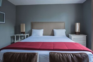 Chambre économique double, balcon, vue partielle sur la mer