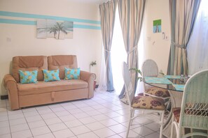 Habitació doble econòmica, balcó, vistes parcials al mar | Sala d'estar