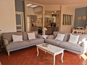 TV - BOURGEOIS HOUSE WITH PRIVATE POOL IN THE HEART OF BEZIERS (Béziers)