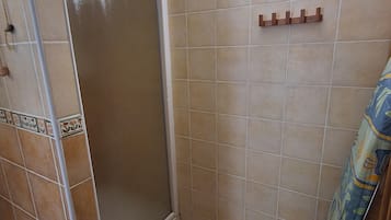 Douche, serviettes fournies, papier toilette