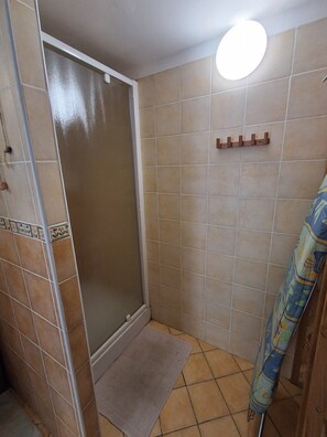 Dusche, Handtücher, Toilettenpapier