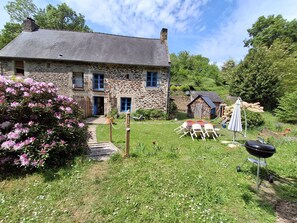 Outdoor dining - A week at the rhythm of the tides in a charming stone house. (Le Minihic-sur-Rance)