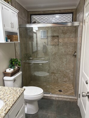 Shower, hair dryer, towels, soap - Cozy Lake Hamilton 1-bedroom condo with Relaxing views (Hot Springs)