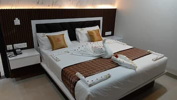 Deluxe Double Room, Bay View | Desk, laptop workspace, free WiFi