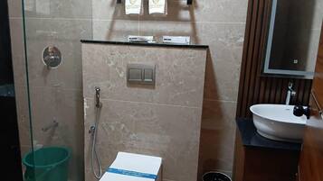 Deluxe Double Room, Bay View | Bathroom