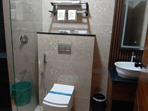 Deluxe dubbelrum - utsikt mot havsviken | Badrum