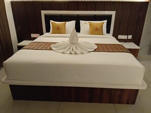 Phòng đôi Deluxe, quang cảnh vịnh | Bàn, khu vực làm việc phù hợp cho laptop