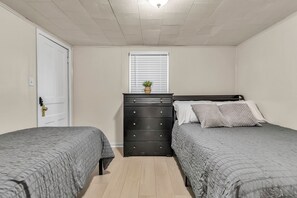 3 bedrooms, desk, iron/ironing board, free WiFi - Cozy 3BR Family Home-8 Min to Niagara Falls (Niagara Falls)